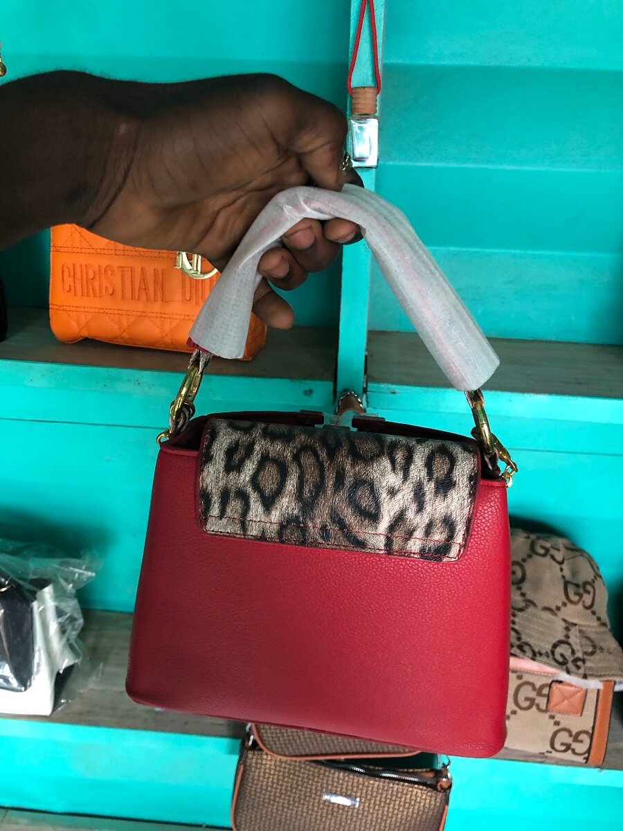 Sac à main rouge avec chaîne