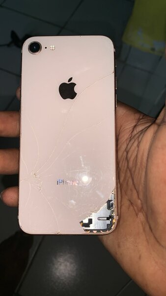 iPhone 8 simple écran fissuré