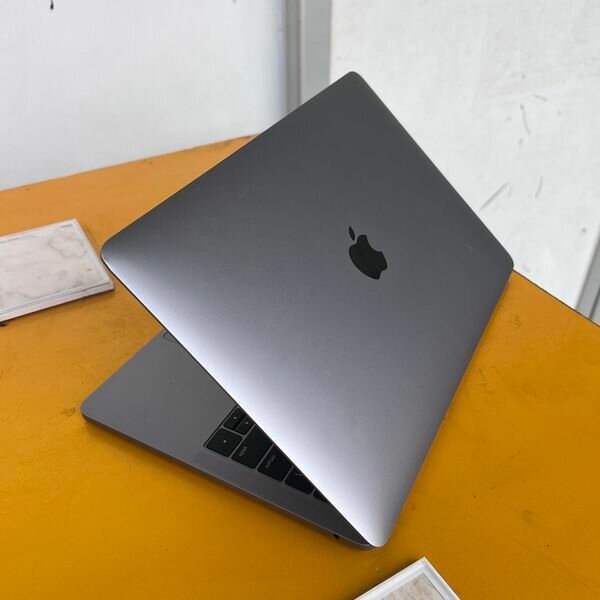 MacBook Pro 128gb,8gb ram Core i5