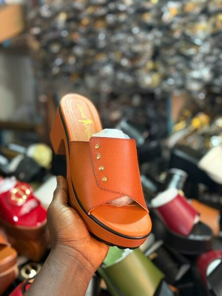 Sandales compensées élégantes