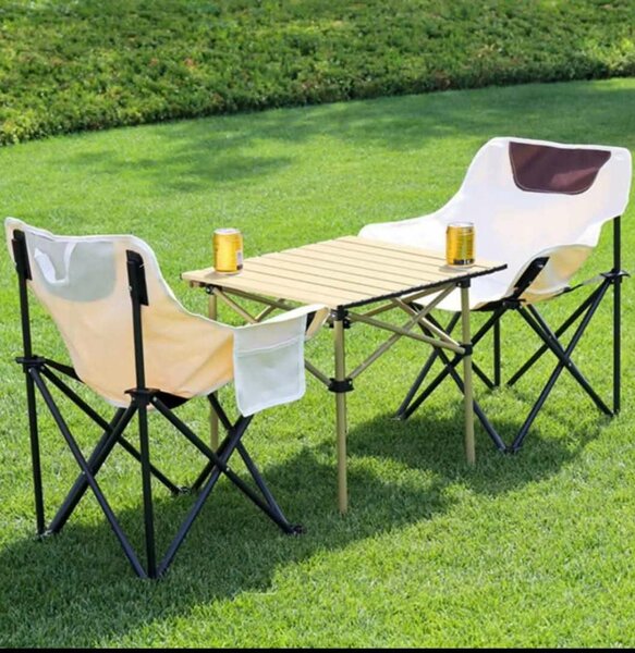 ensemble de chaise et tables