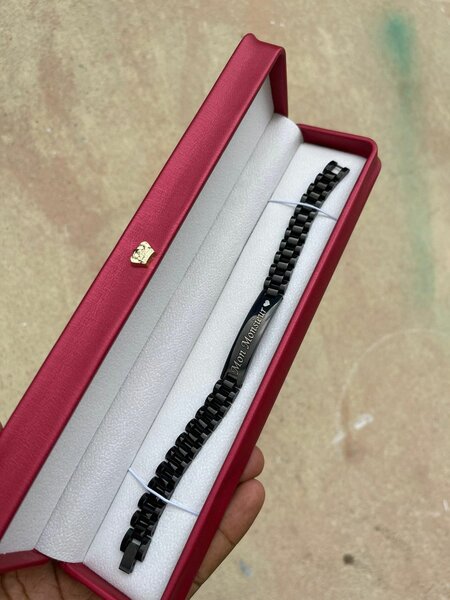 Bracelet en acier noir élégant