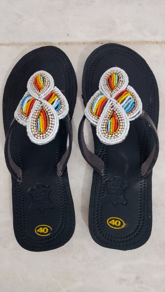 Tongs en cuir brodé