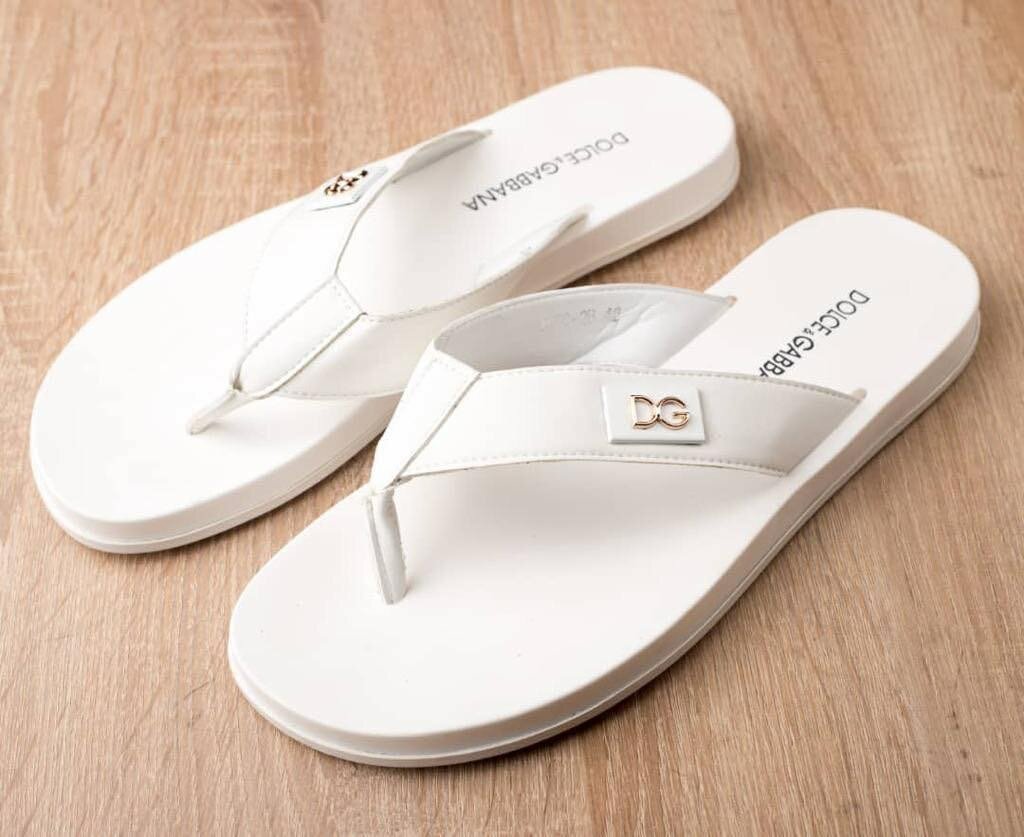 Tongs et claquettes élégantes