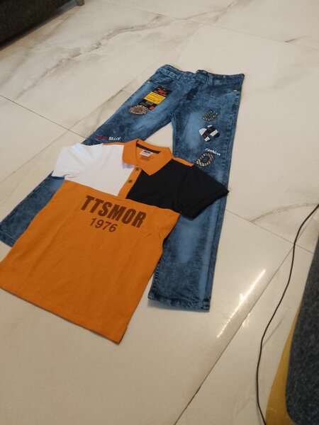 T-shirt et jeans tendance