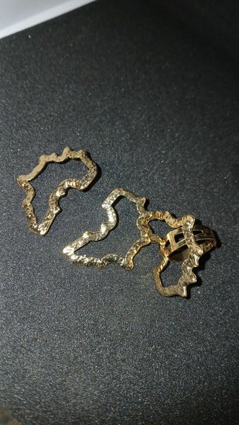 Boucles et bagues dorées