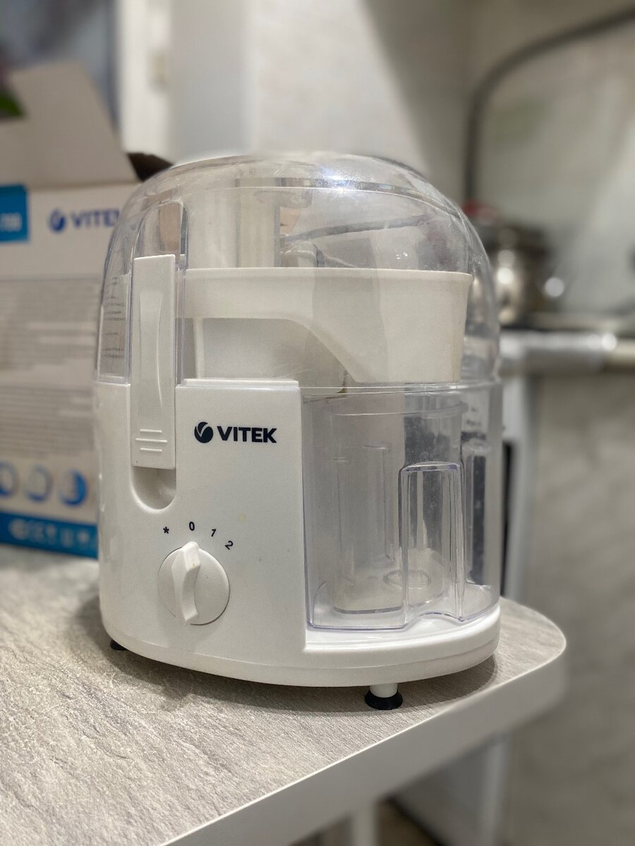 Электрическая соковыжималка Vitek б/у, в хорошем состоянии