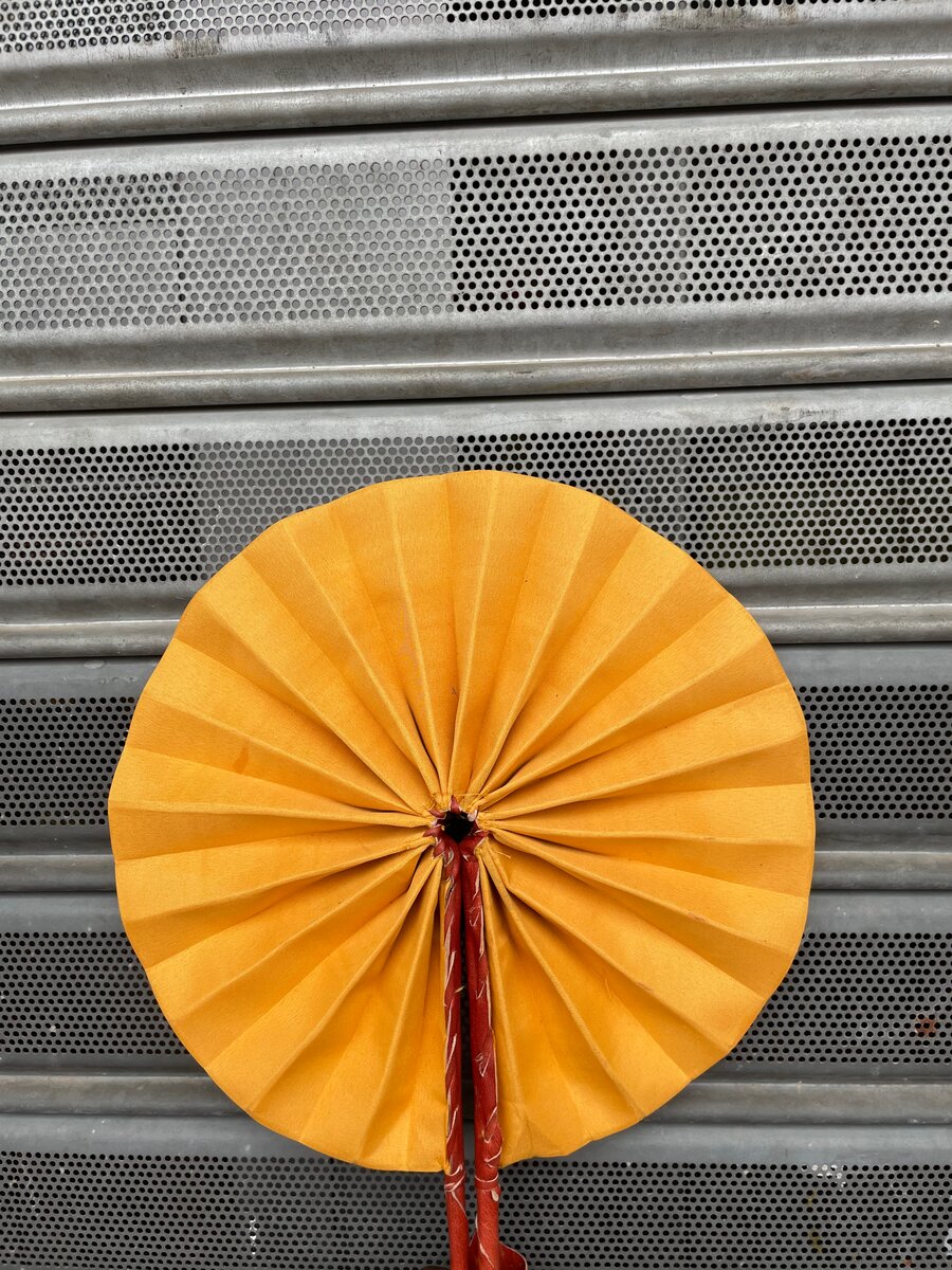 Éventail pliant en papier