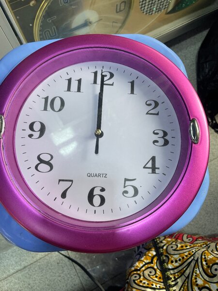 Horloge murale violette