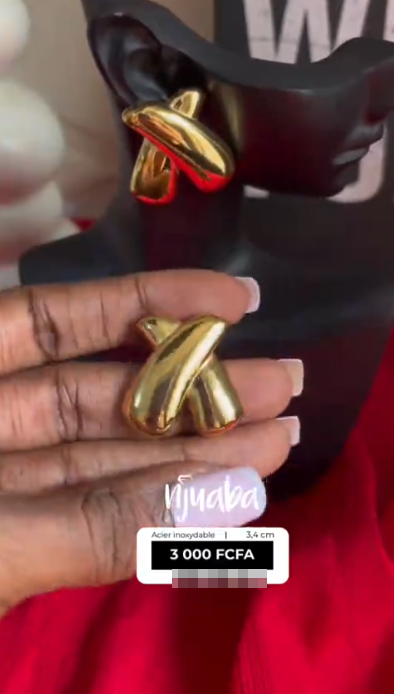 Boucles d'oreilles bijoux femme dans les oreilles