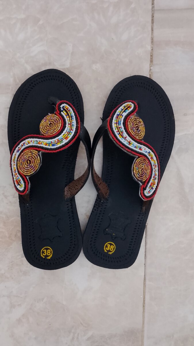 Tongs en cuir perlées