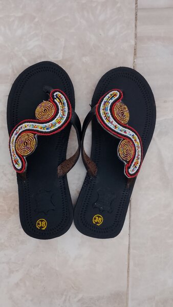 Tongs en cuir perlées