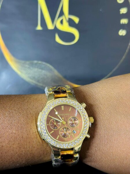 Women's wristwatch with metal bracelet