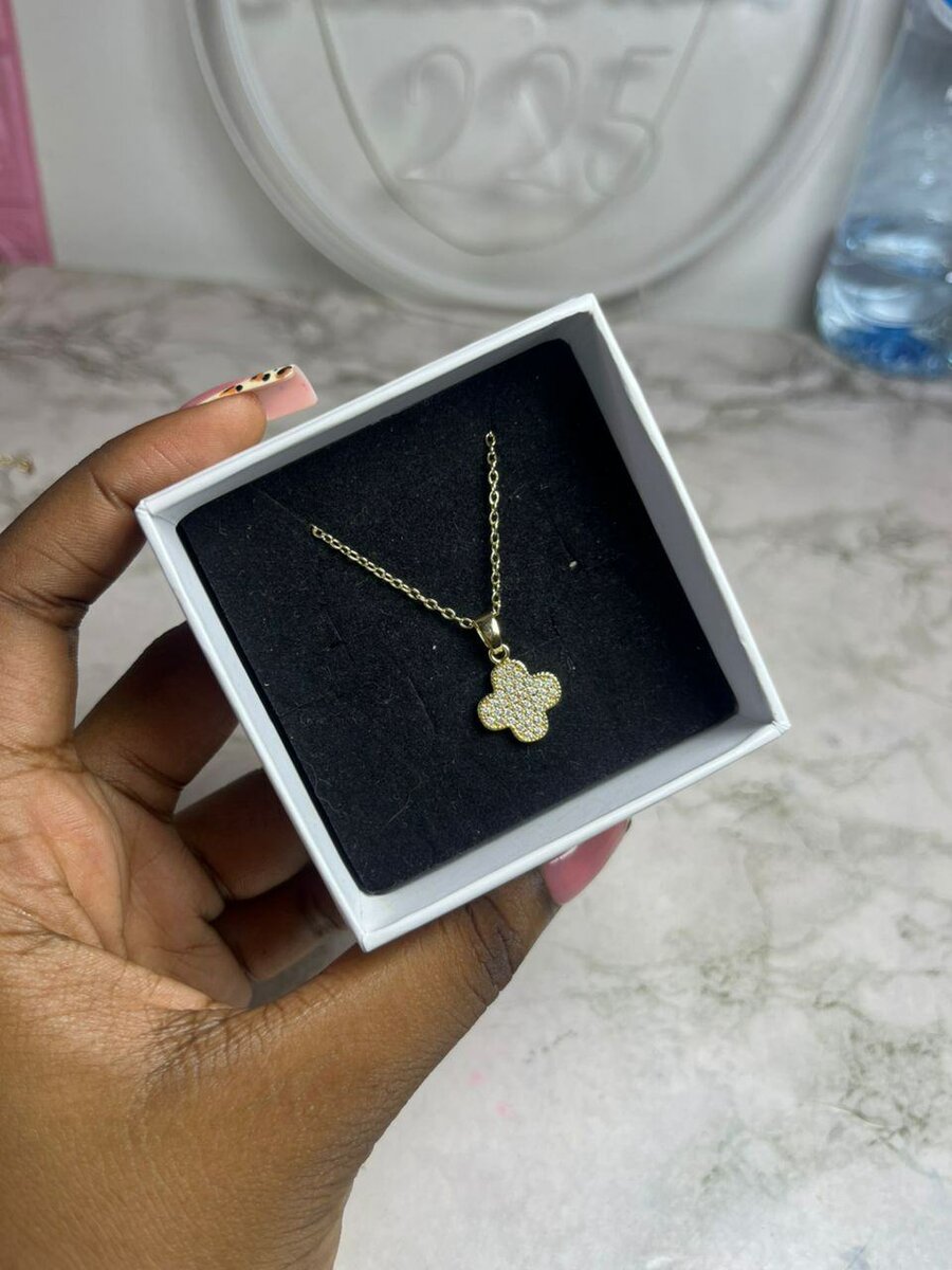 Collier pendentif trèfle doré