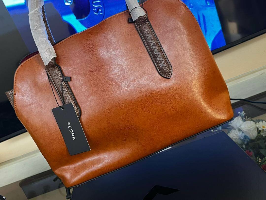 Sac à main en cuir marron élégant