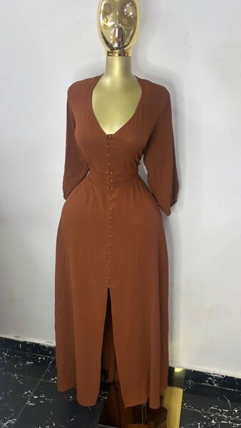 Robe Élégante Marron à Boutons