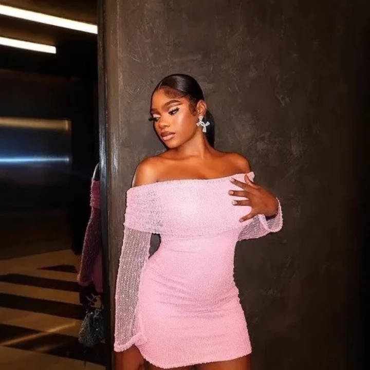 Robe asymétrique rose élégante