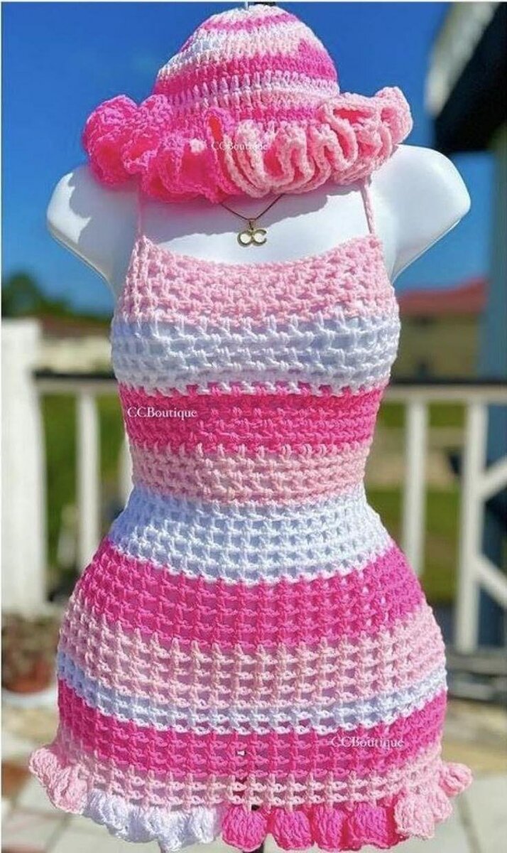 Robe crochet élégante d'été