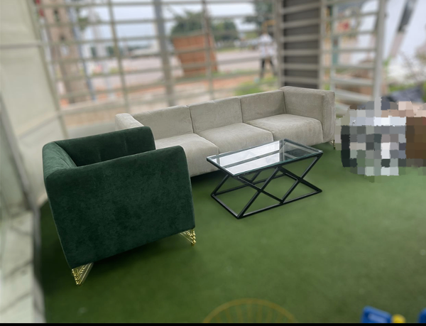 Salon moderne avec table en verre