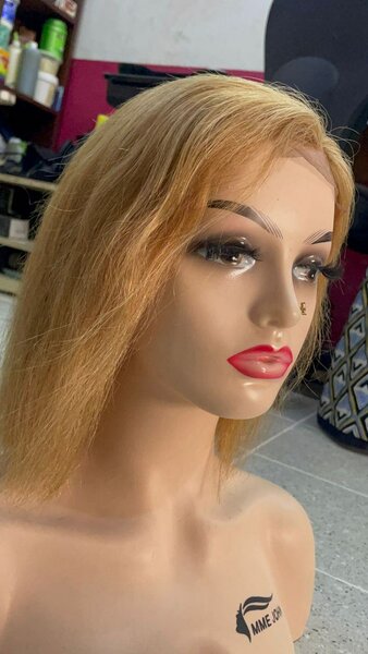 Perruque en dentelle blonde