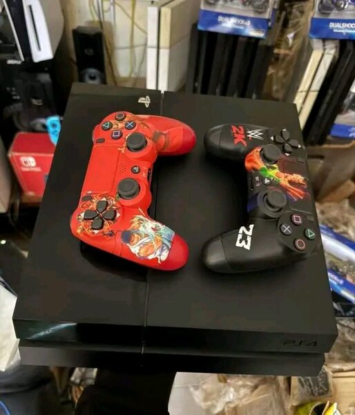 Console PS4 avec manettes