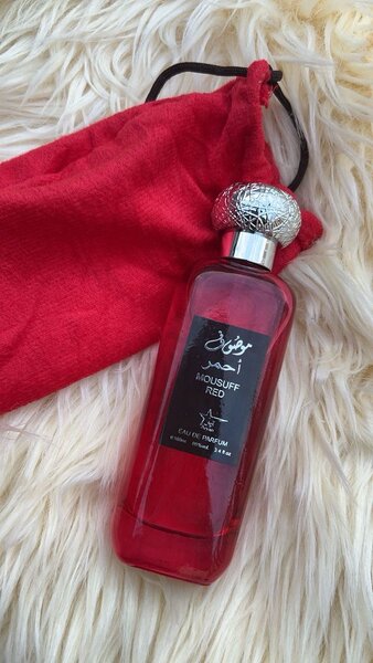 Parfum exquis amid extravagant red