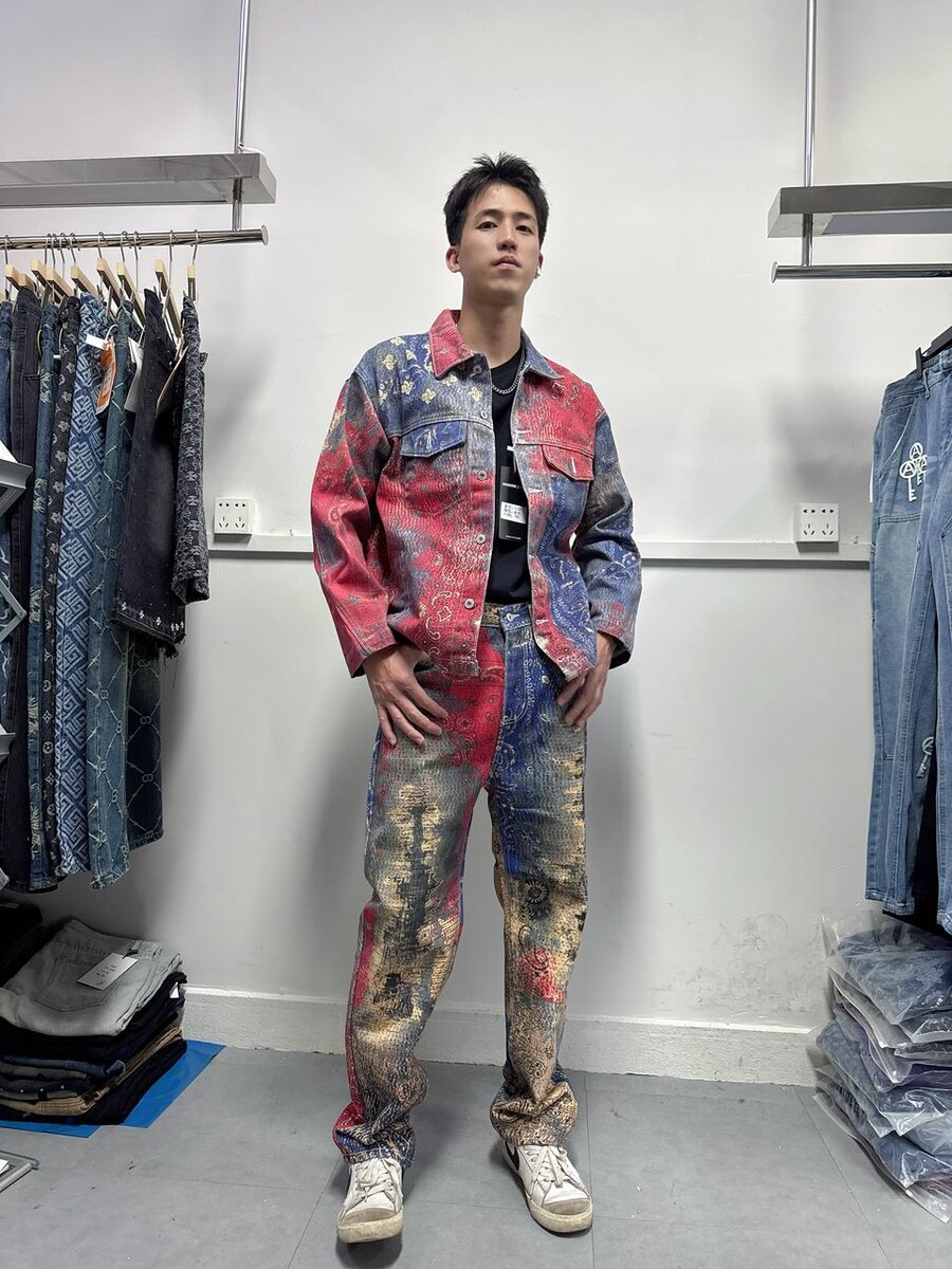 Costume en denim imprimé tendance