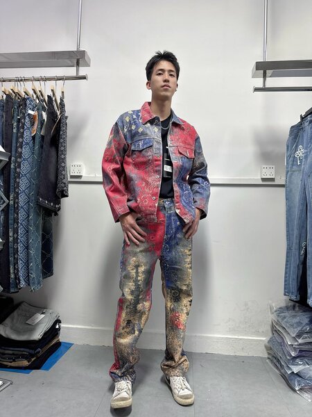 Costume en denim imprimé tendance