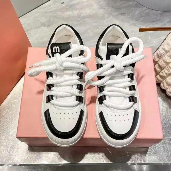 Ladies sneakers