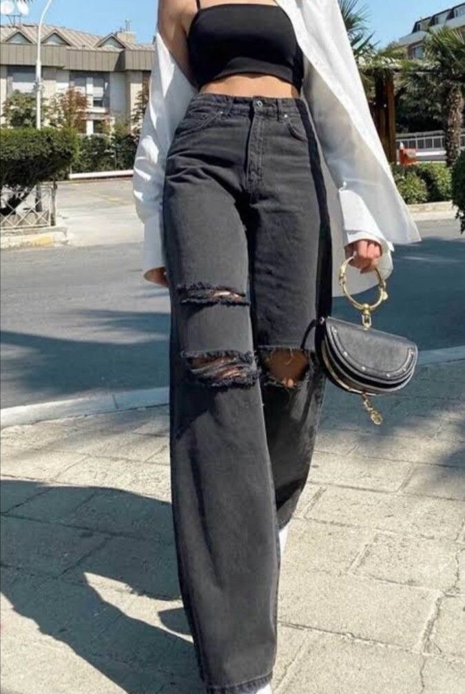 RIPPED BOYFRIENDS JEANS