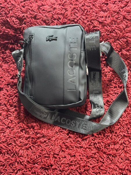 Sacoche noire Lacoste élégante