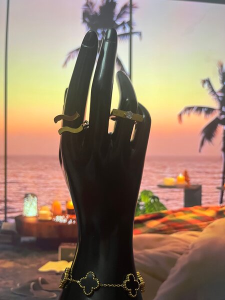 Bracelet et anneaux élégants