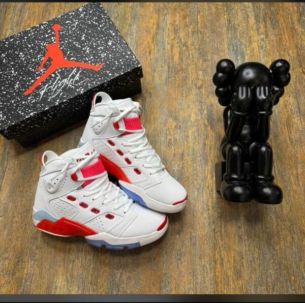 Baskets blanches et rouges