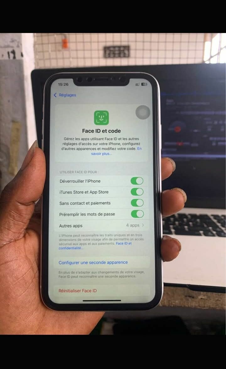 iPhone avec Face ID Blanc