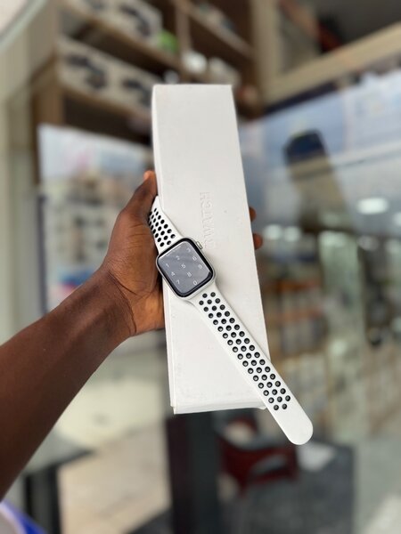 Apple Watch série 8 45Mm avec le carton et le chargeur