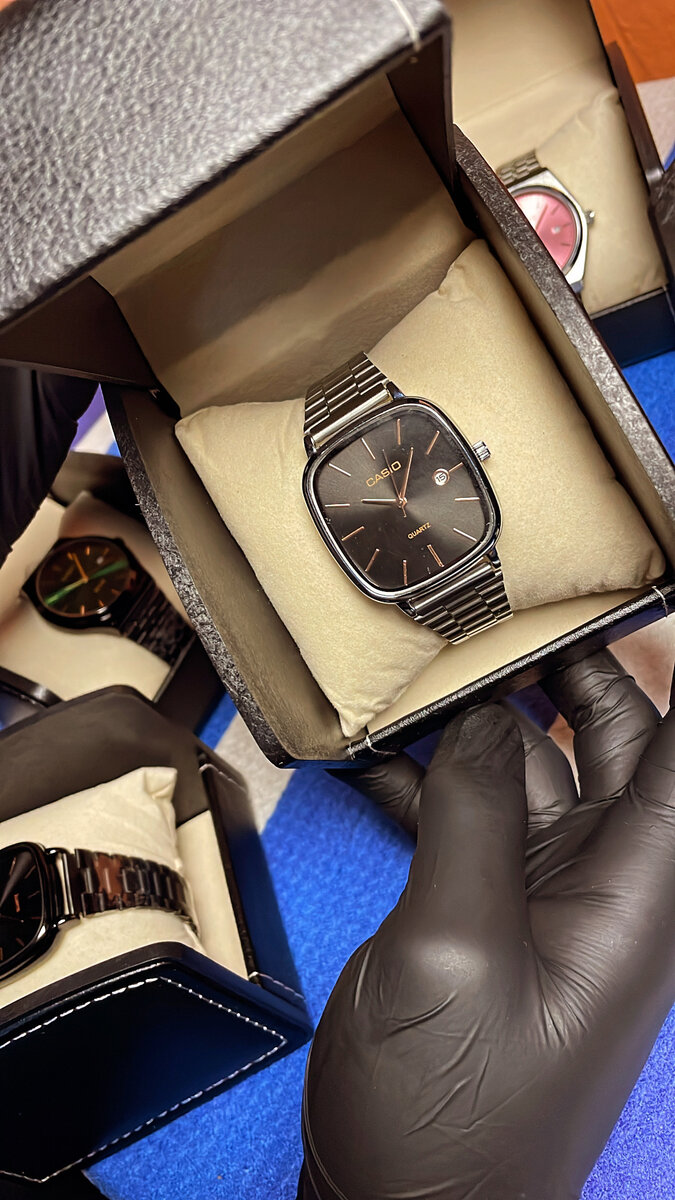 Montre argenté cadran noir