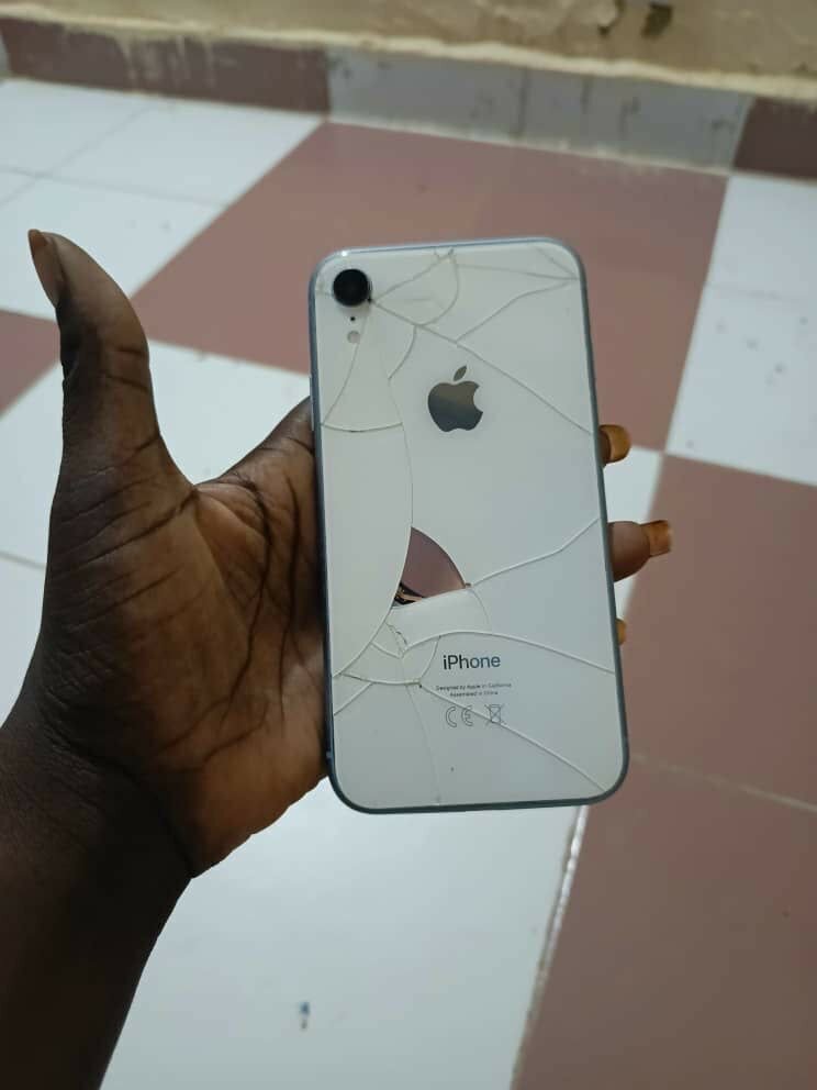 iPhone XR 64gb disponible avce le carton  vitre cassé neuf