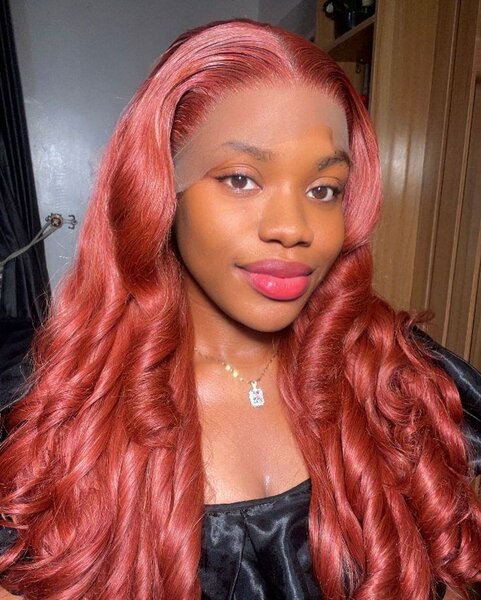 Perruque ondulée colorée