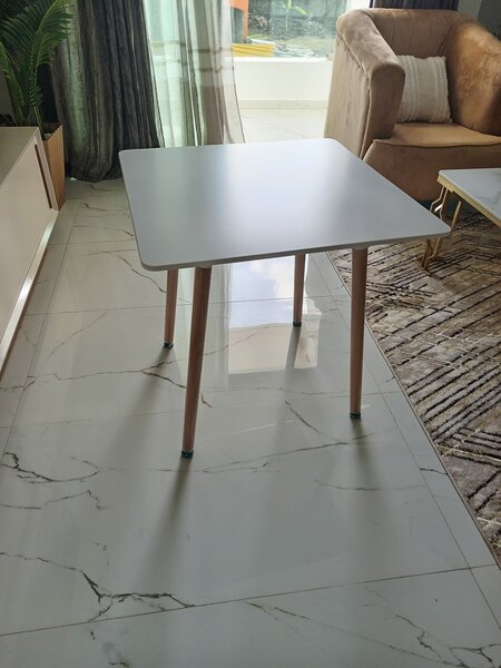 Table scandinave raffinée 70/70