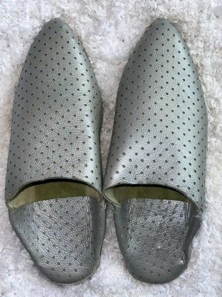 Mules en cuir perforé élégantes