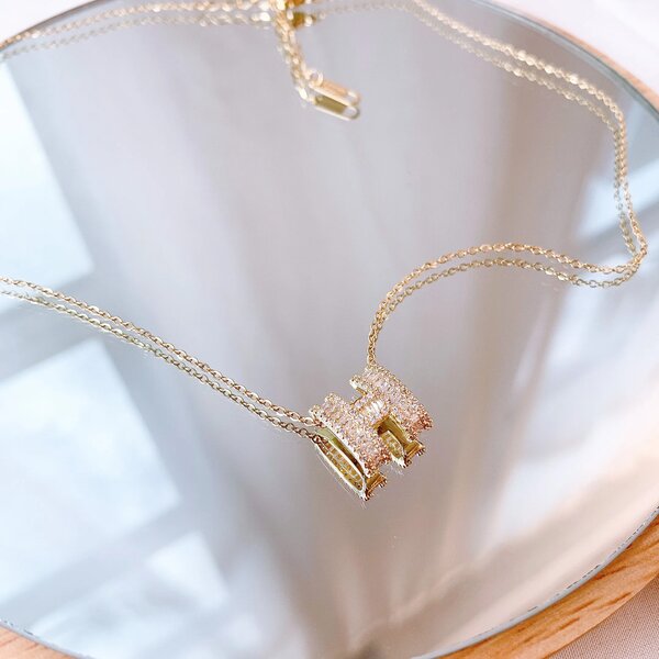 Collier élégant en or avec pendentif