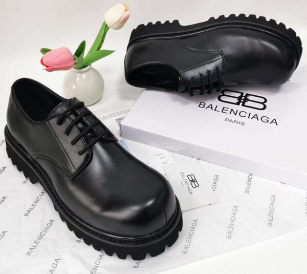 Chaussures en cuir noir Balenciaga