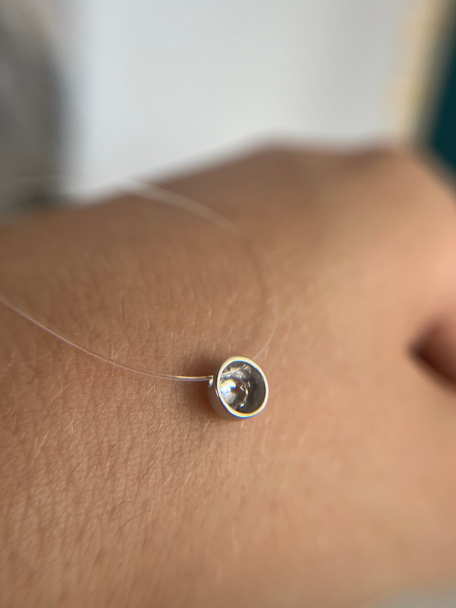 Collier sur fil transparent