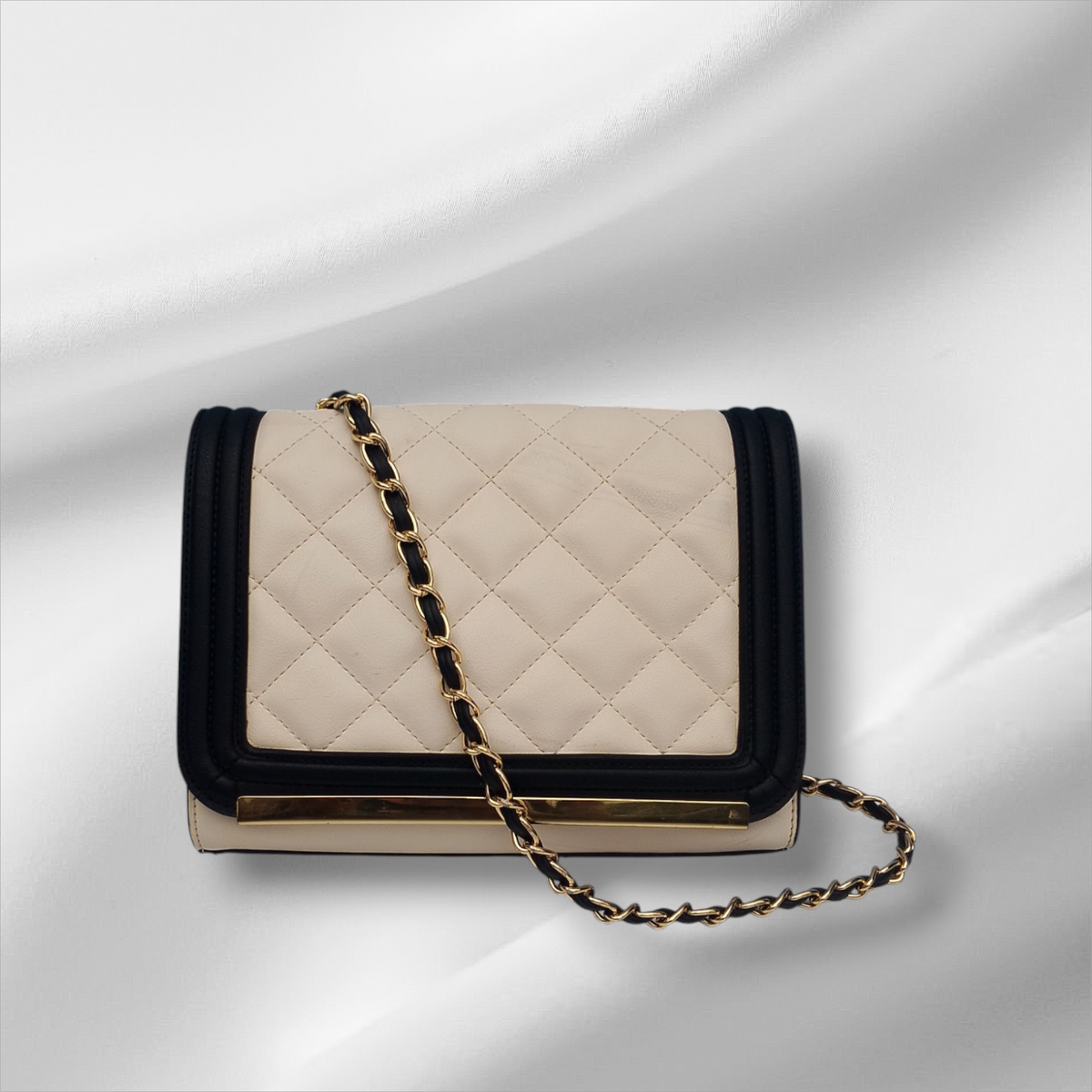 Neat and affordable shoulder bags