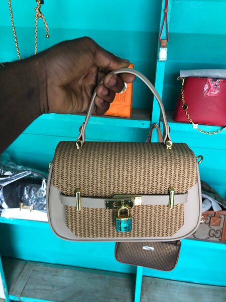 Sac à main tressé élégant