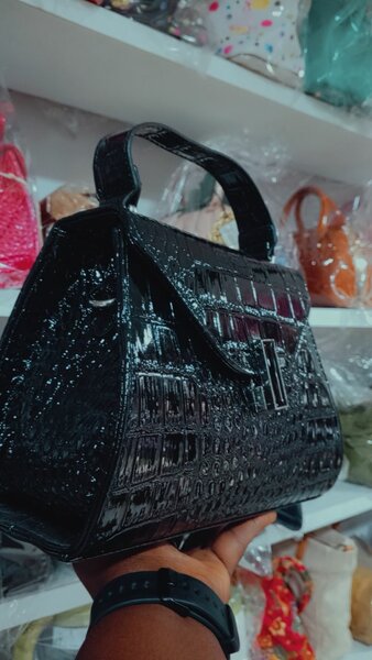 Sac à main cuir croco noir