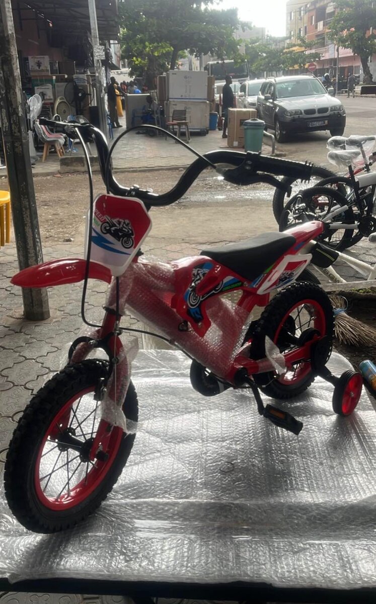 Vélo Enfant Rouge avec Roues