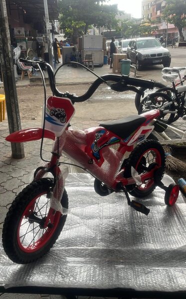 Vélo Enfant Rouge avec Roues