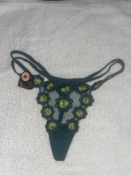 String sexy floral brodé