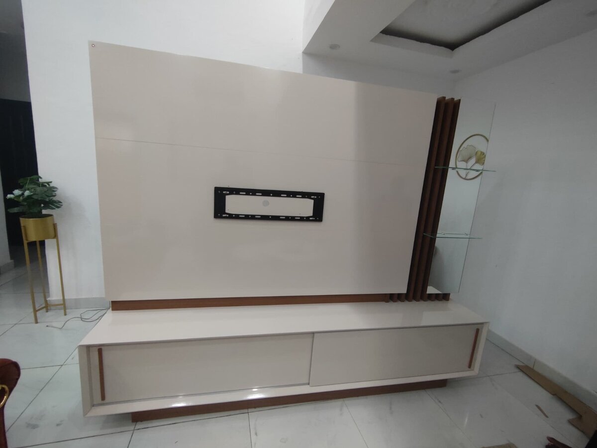 Meuble TV moderne avec étagères